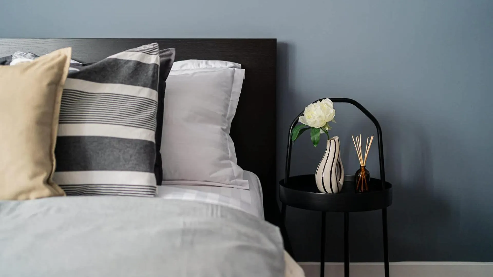 Apartment Chic Black & White 2Br Retreat On Dambovitei Bucharest
