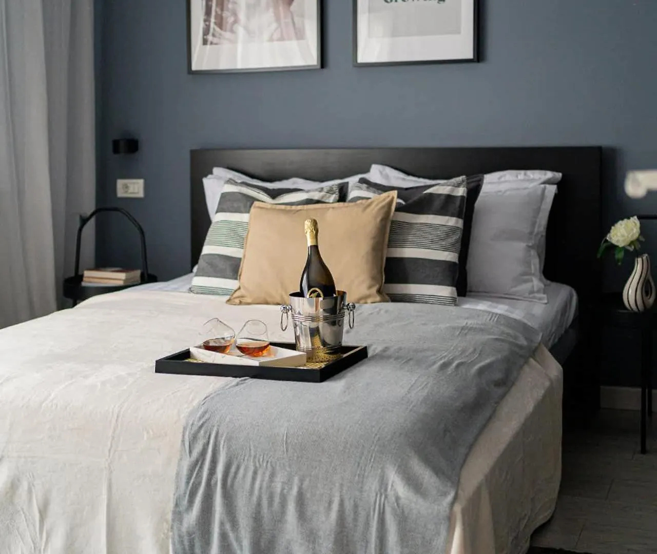 Chic Black & White 2Br Retreat On Dambovitei Bucharest