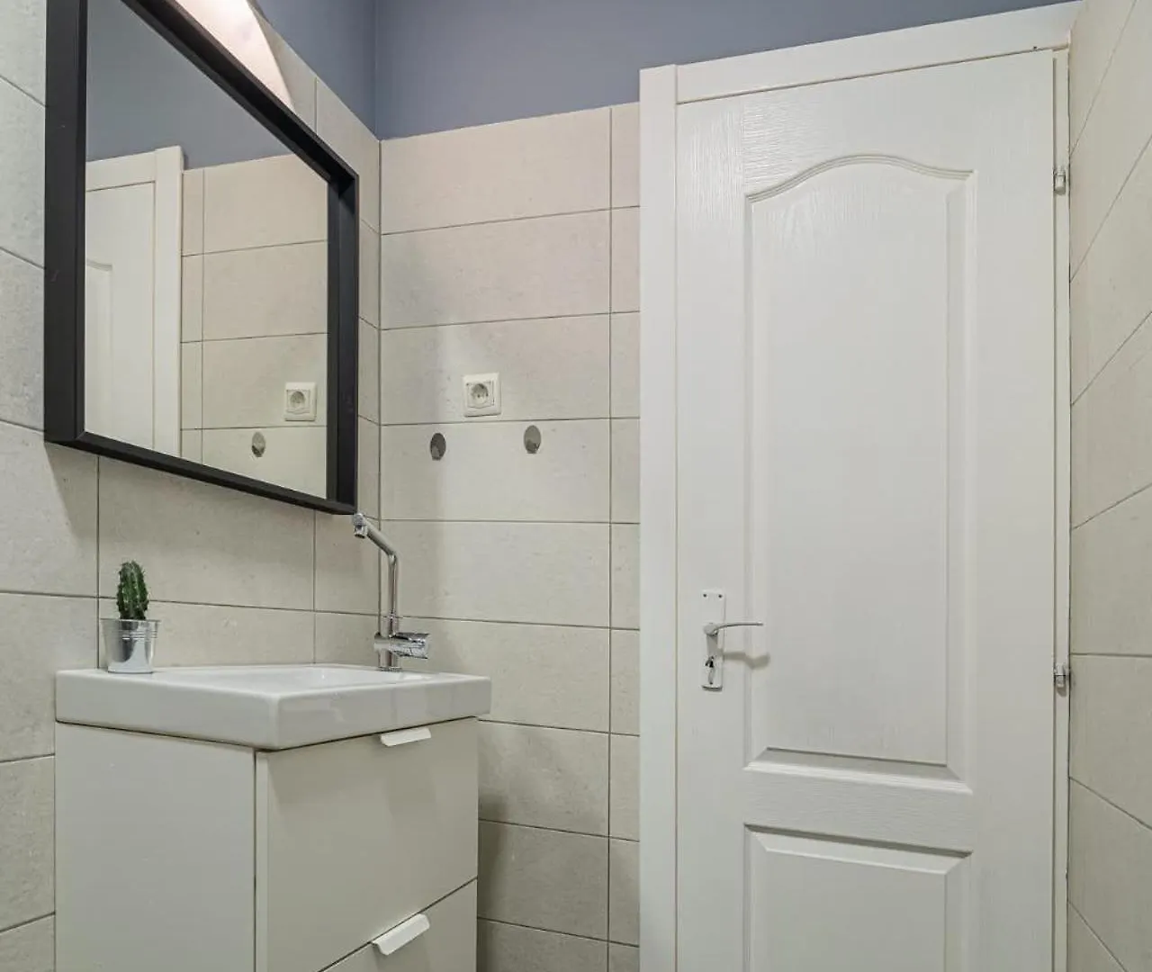Chic Black & White 2Br Retreat On Dambovitei Bucharest 0*,  Romania