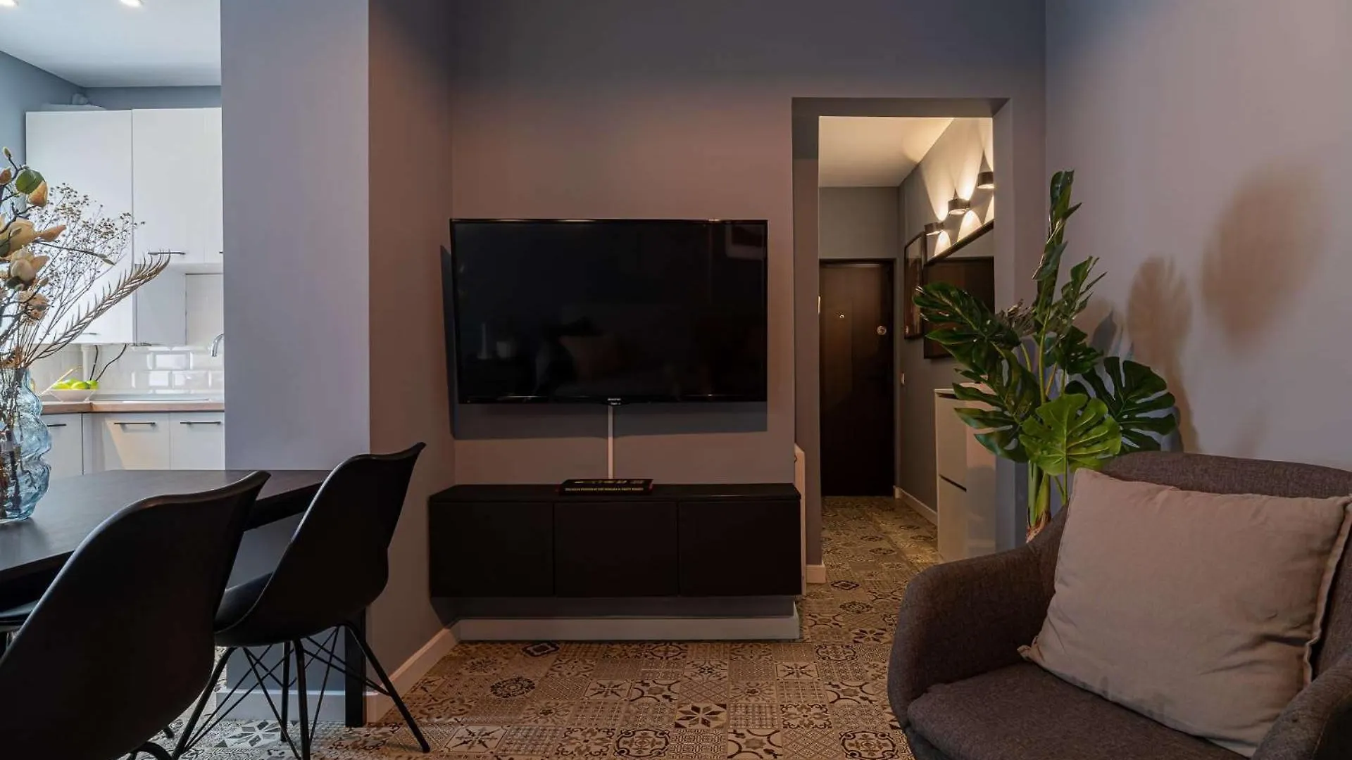 Chic Black & White 2Br Retreat On Dambovitei Bucharest 0*,  Romania