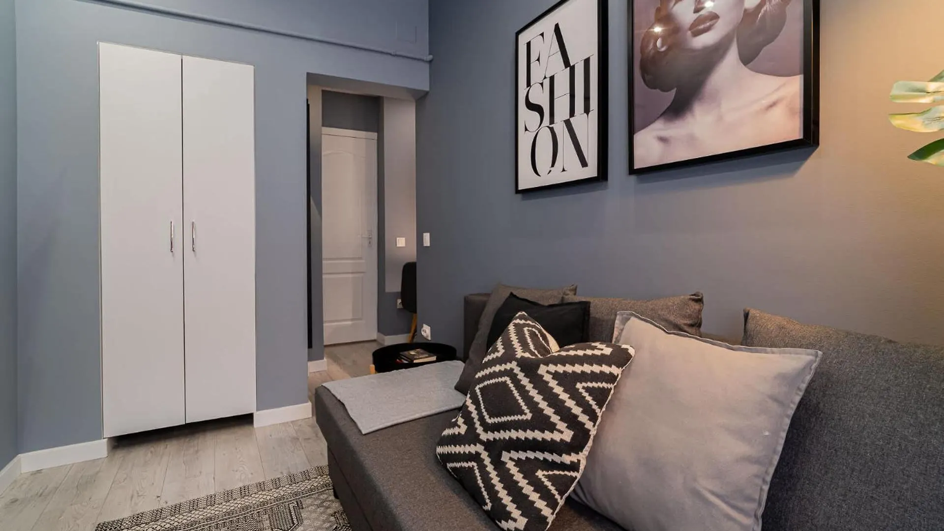 Apartment Chic Black & White 2Br Retreat On Dambovitei Bucharest Romania