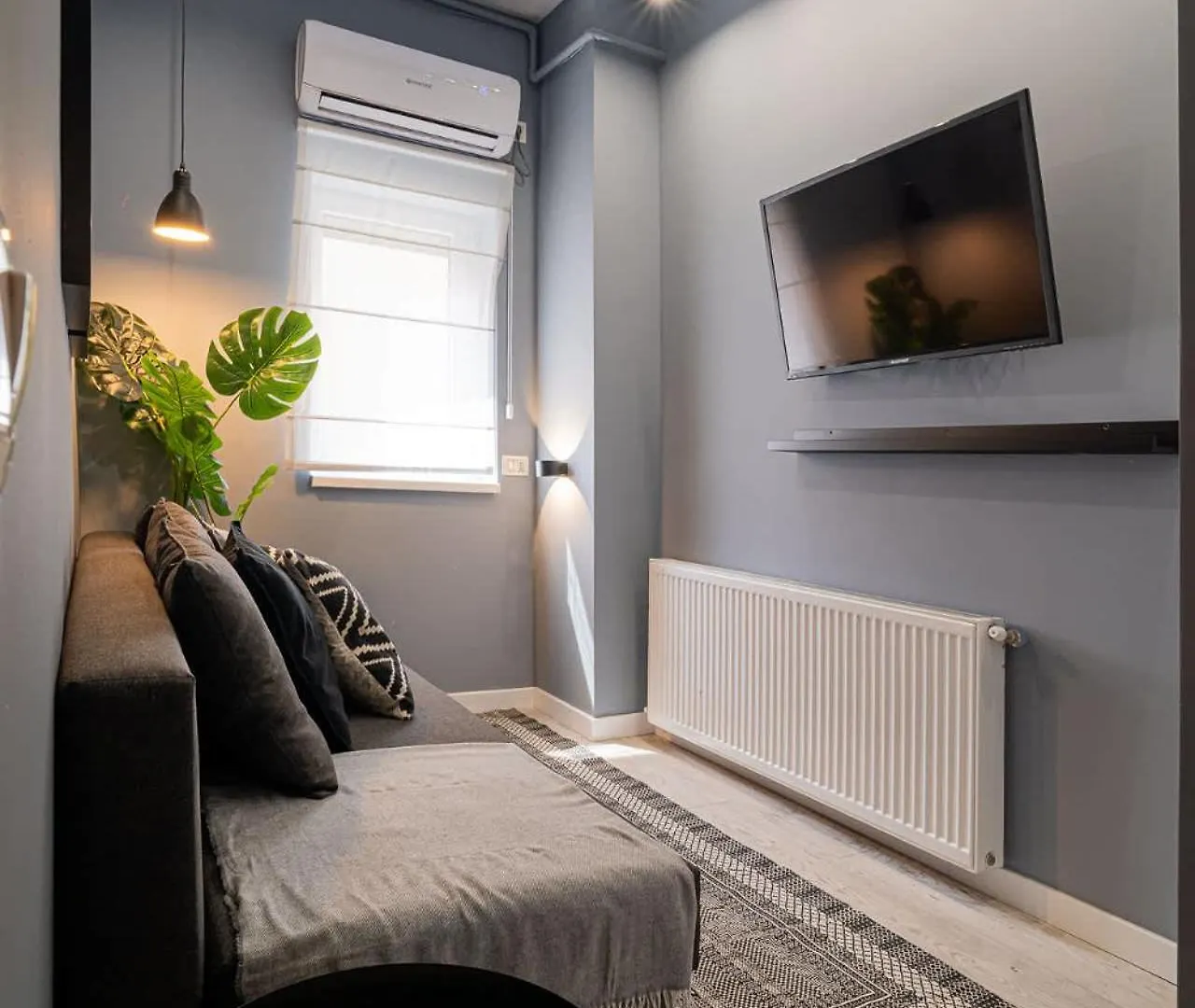 Chic Black & White 2Br Retreat On Dambovitei Bucharest