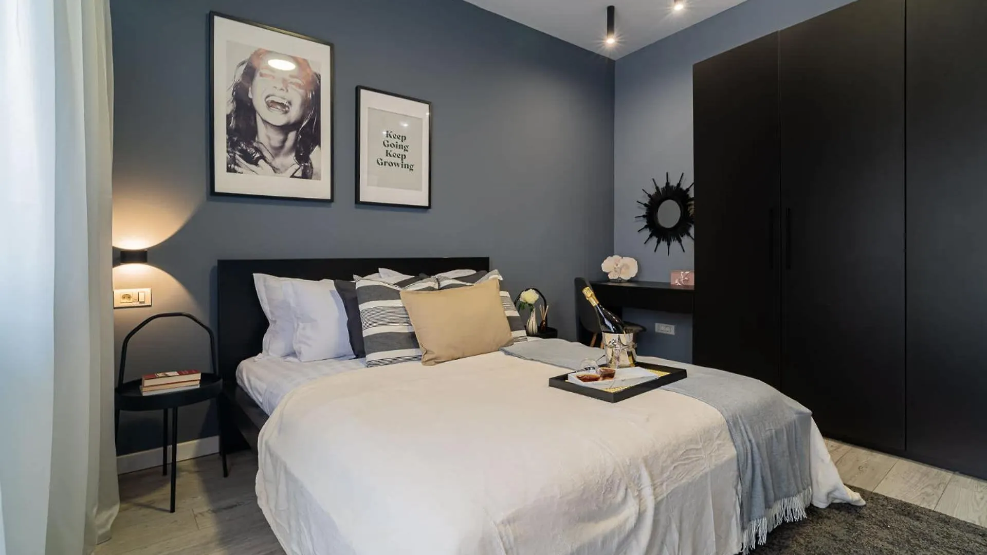 Chic Black & White 2Br Retreat On Dambovitei Bucharest