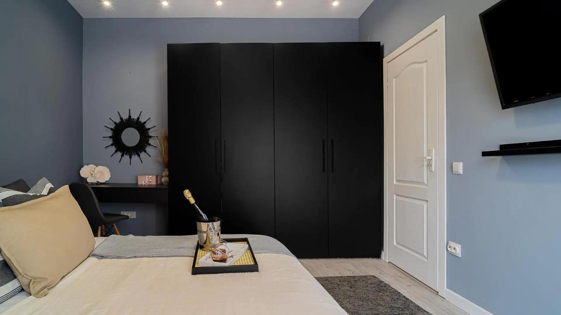 Chic Black & White 2Br Retreat On Dambovitei Bucharest