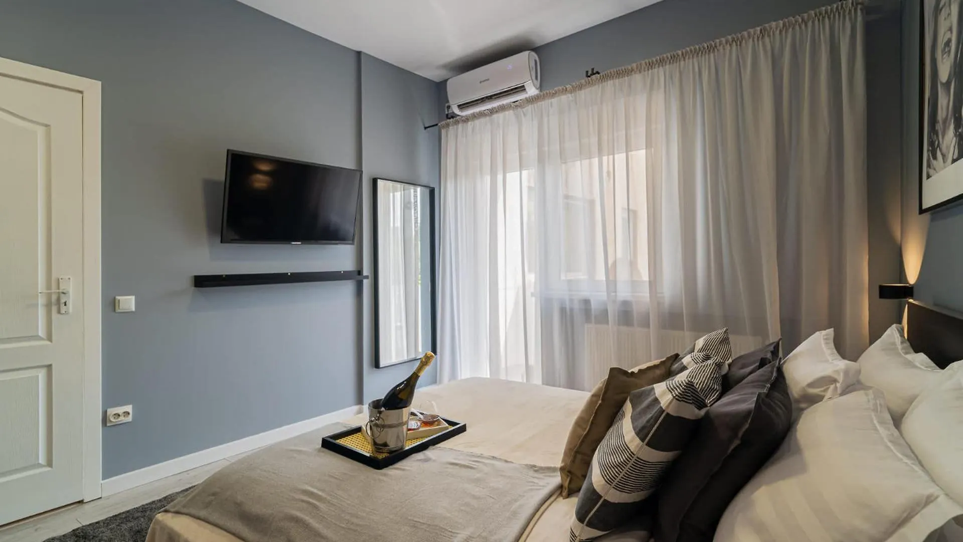 Apartment Chic Black & White 2Br Retreat On Dambovitei Bucharest