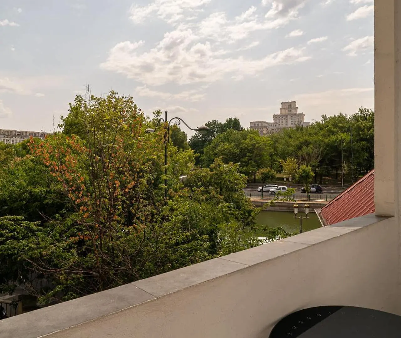 Chic Black & White 2Br Retreat On Dambovitei Bucharest Romania