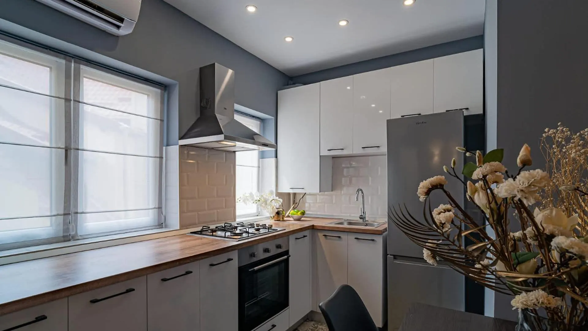Apartment Chic Black & White 2Br Retreat On Dambovitei Bucharest